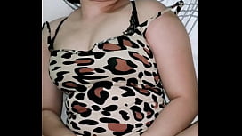 Seorang istri yang suka selingkuh sering digoda oleh pria lain di tempat kerjanya